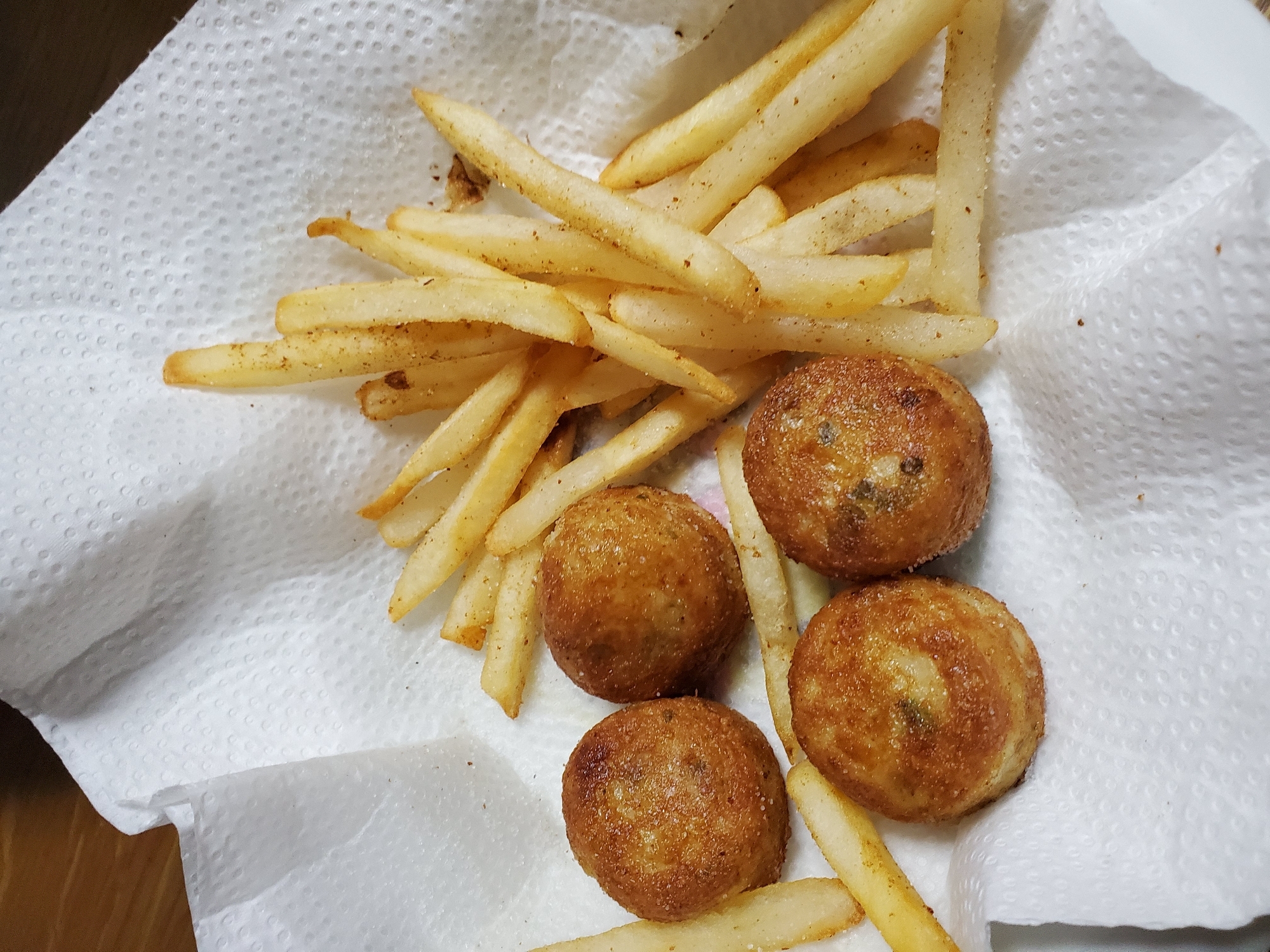 揚げたこ焼きとポテトフライ