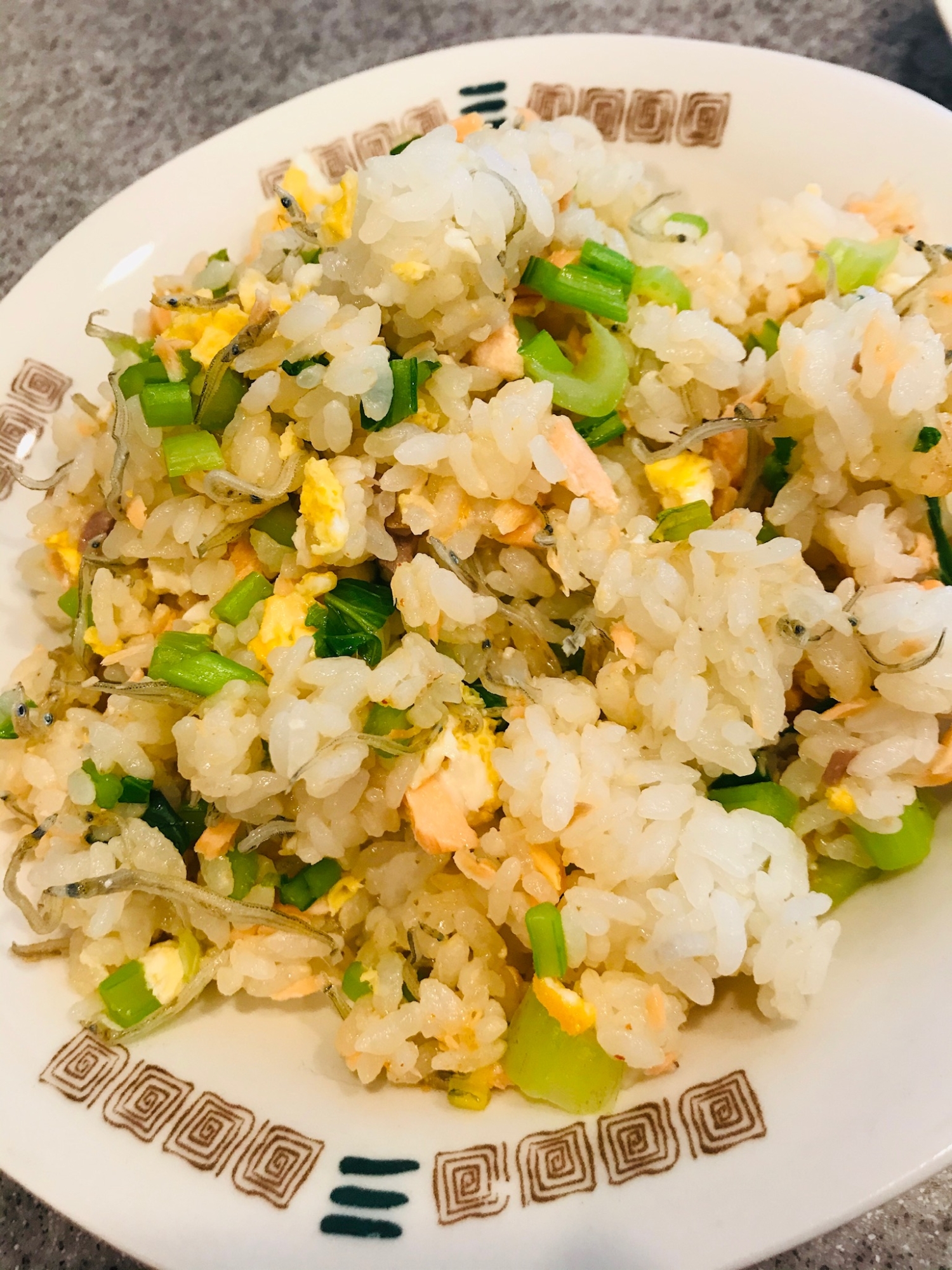 ピリ辛★鮭とかぶの葉、卵の混ぜご飯