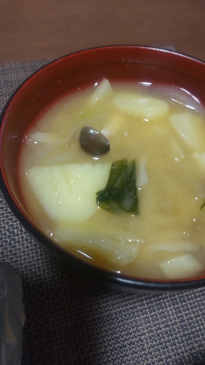 じゃがいもとわかめとしめじの味噌汁