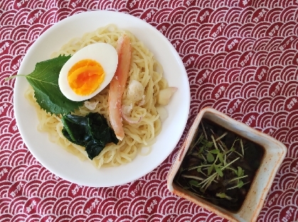 茹で卵とわかめと大葉のざるラーメン