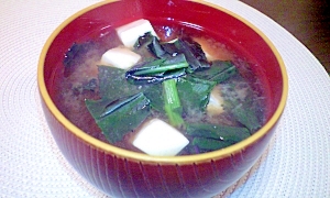 ハンダマ（葉茎菜）と豆腐のお味噌汁