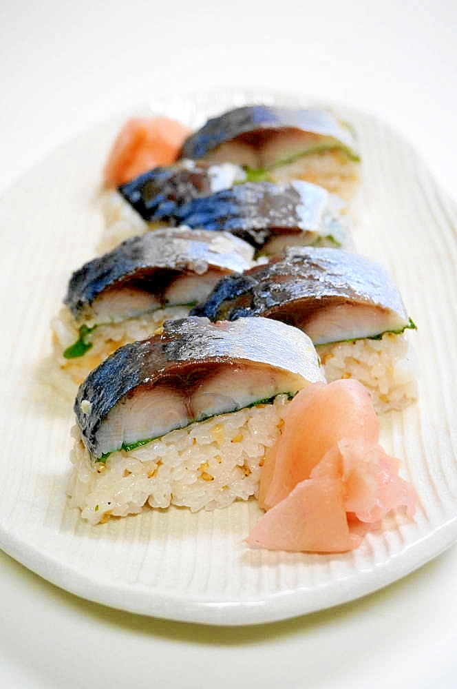 食卓がお寿司屋さんに!焼きしめサバの押し寿司