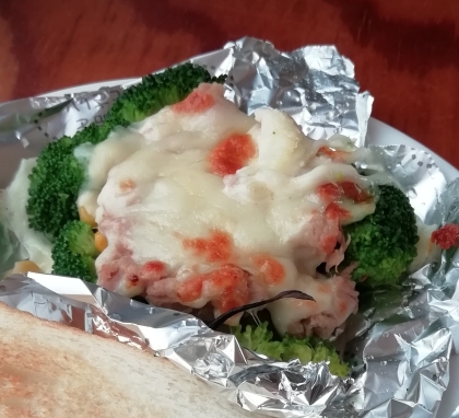 グラタン皿が手もとになかったので、アルミホイルで。 パンも並べて、魚焼きグリルで焼きました。
