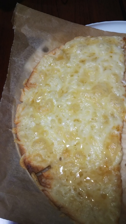 もちもちピザ生地ではちみつチーズのピザ