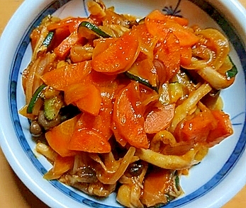 ズッキーニと人参と玉ねぎとしめじのケチャップ炒め