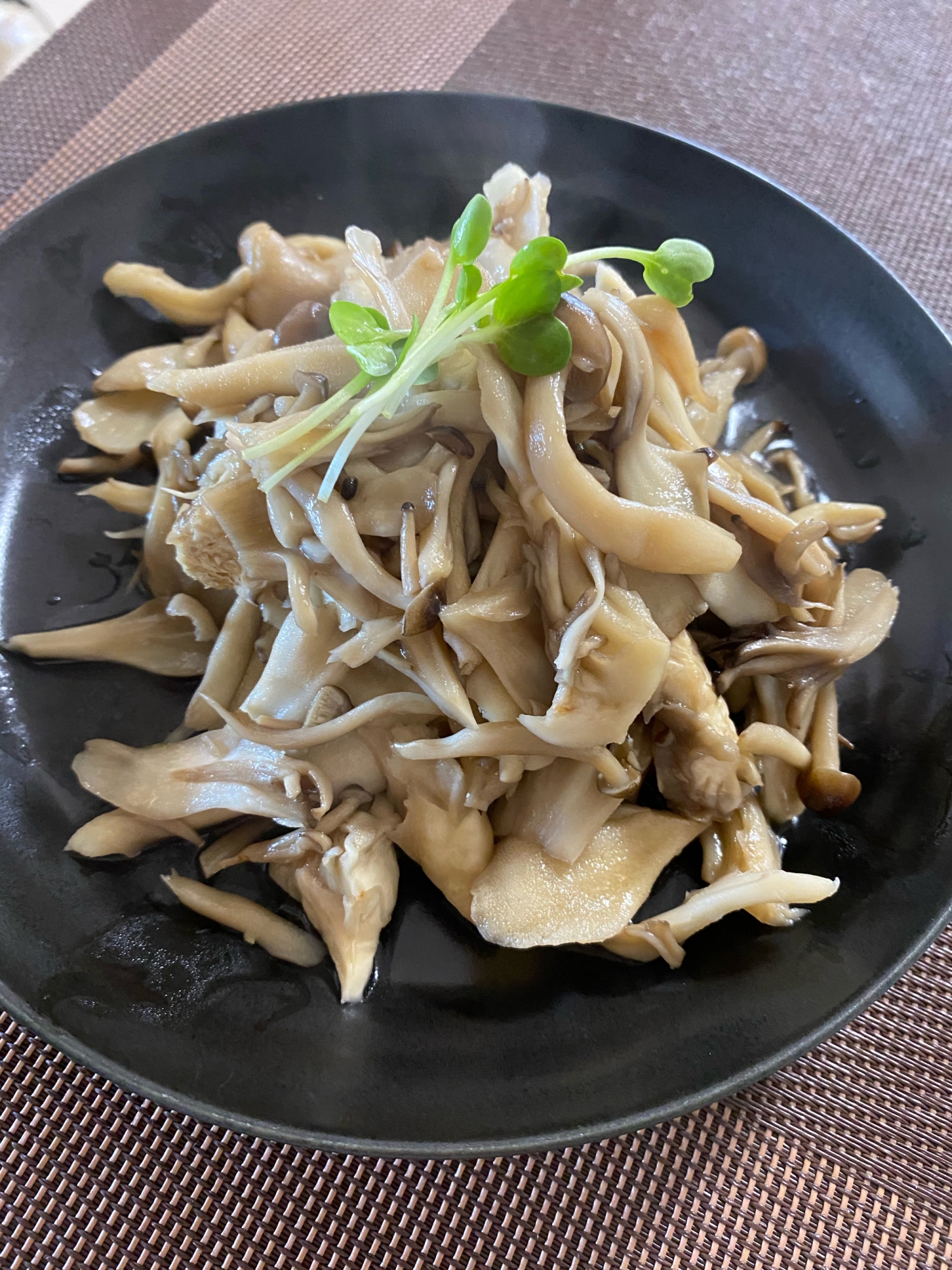 クセになる♬ 舞茸としめじのワサビ醤油炒め