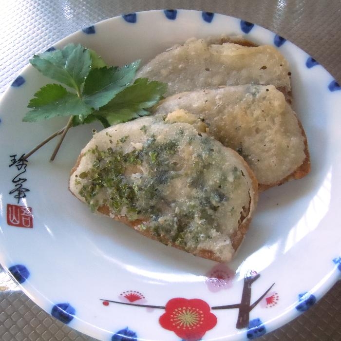 和柄の皿に盛り付けられた黒はんぺんの磯部風