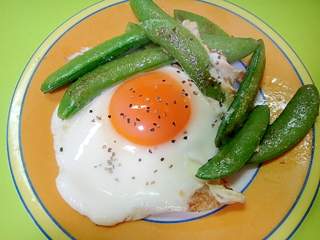 スナップエンドウソテーと目玉焼き