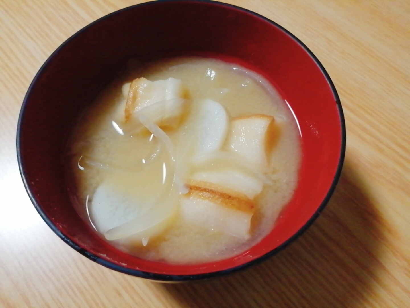 玉ねぎと長芋と麩の味噌汁