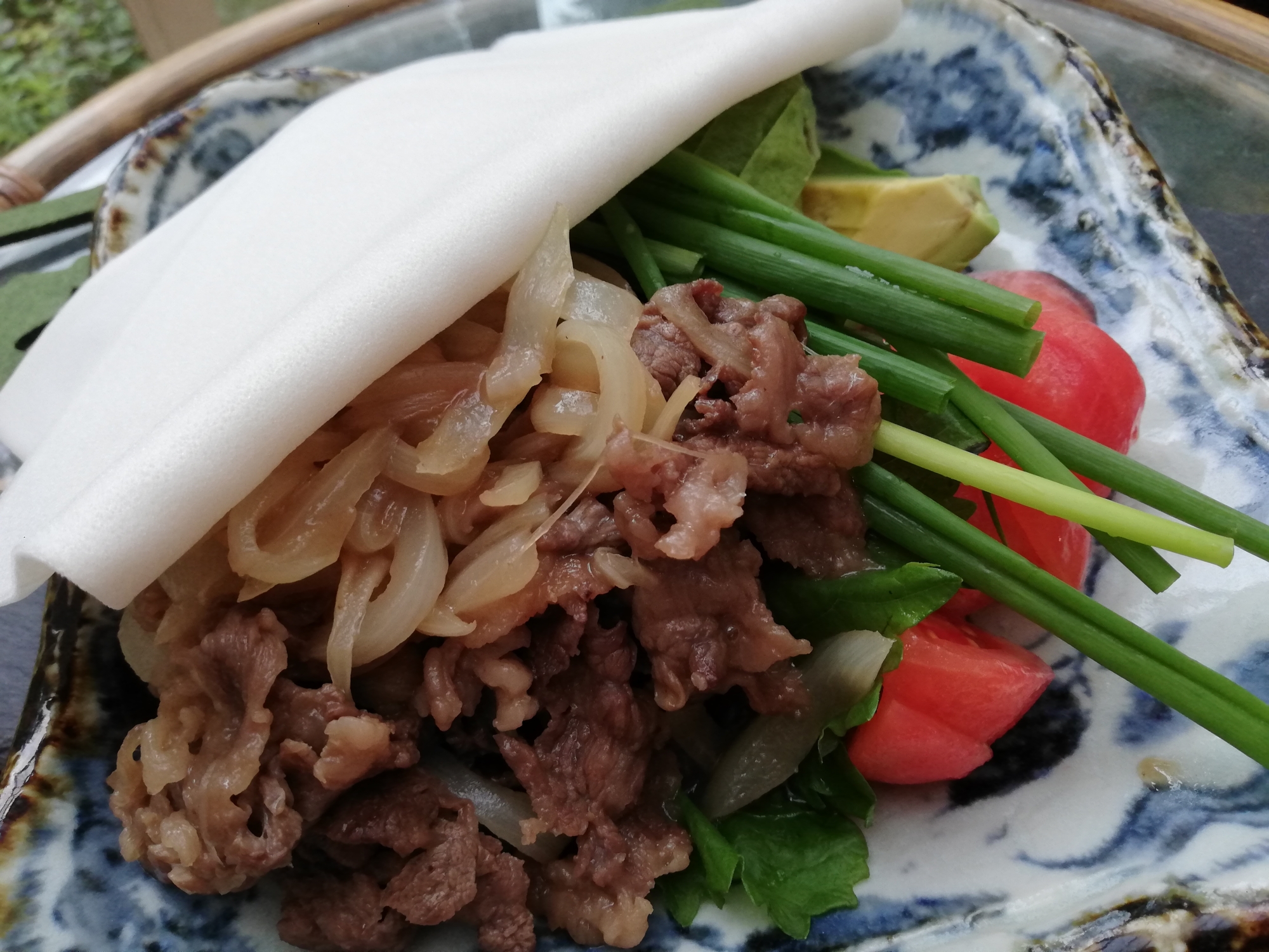 生ライスペーパーで巻いて食べる牛肉の炒め物