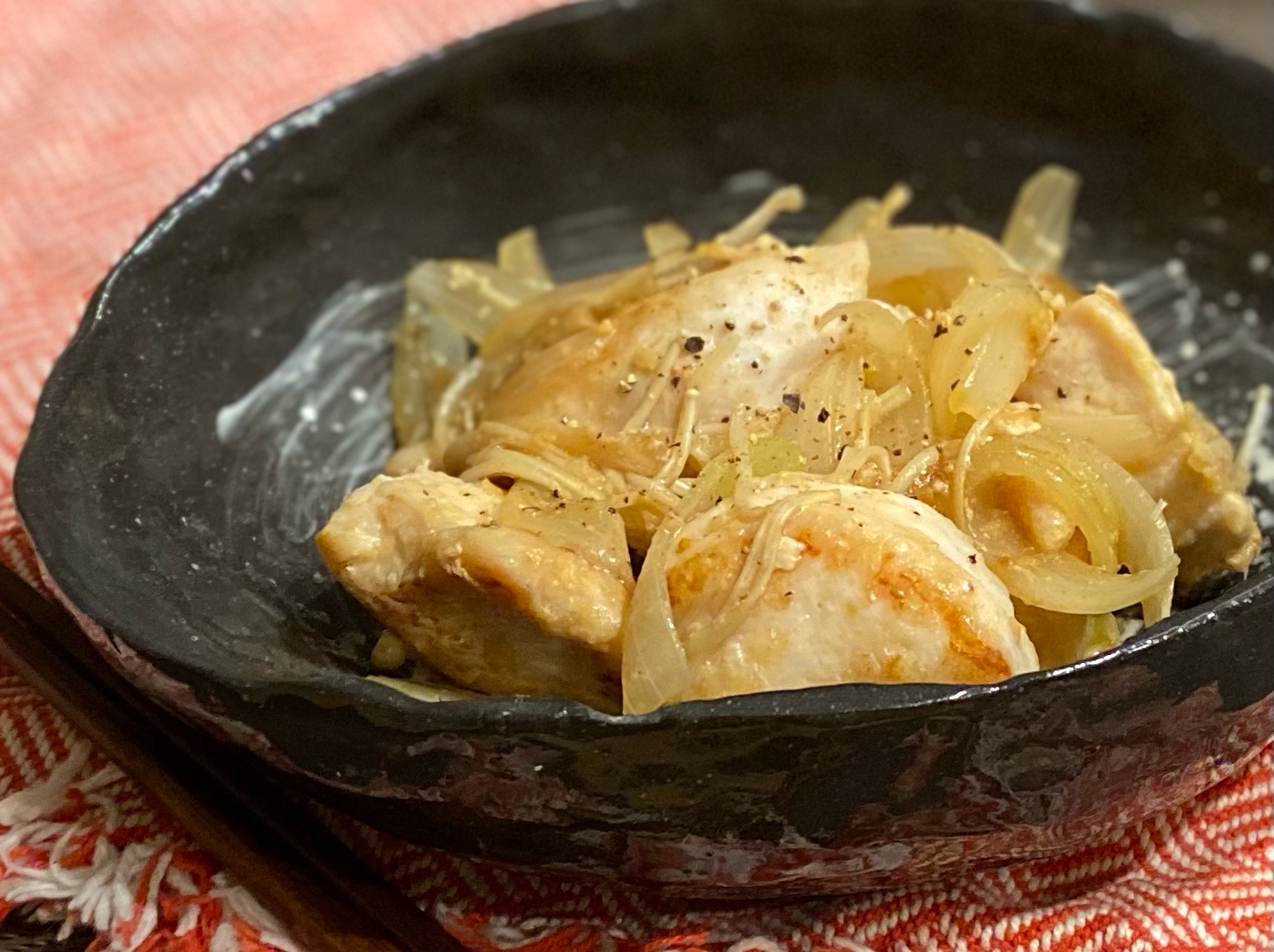 味付け簡単！鶏胸肉とえのきの塩麹炒め