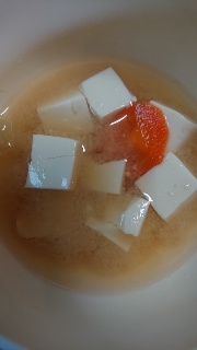 豆腐とにんじんのお味噌汁