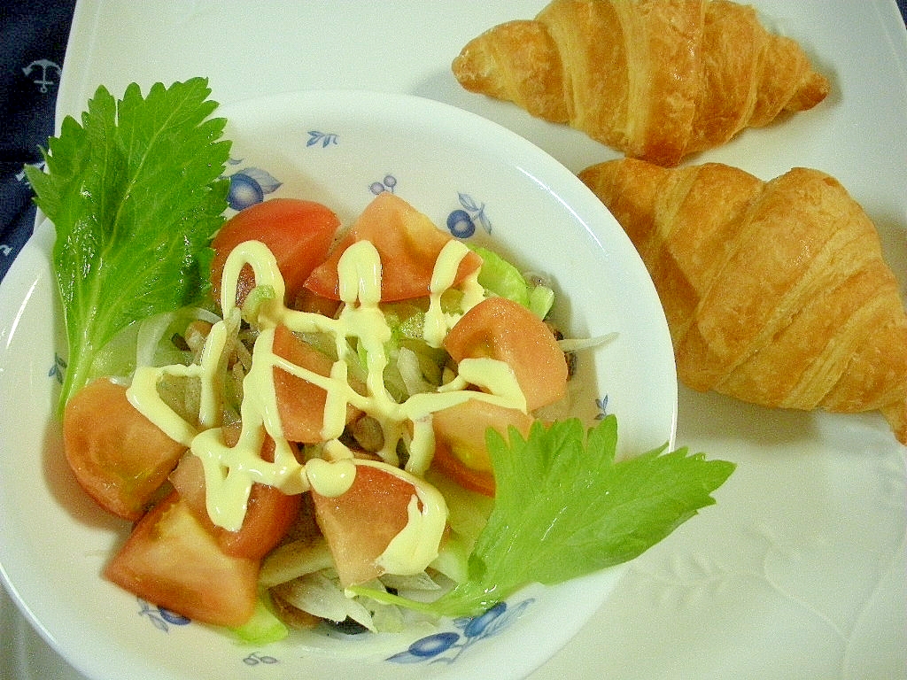 セロリとトマトのツナサラダ＆クロワッサンプレート♪