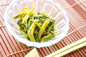 アジアン小皿料理、筒菜と松の実のナンプラー和え