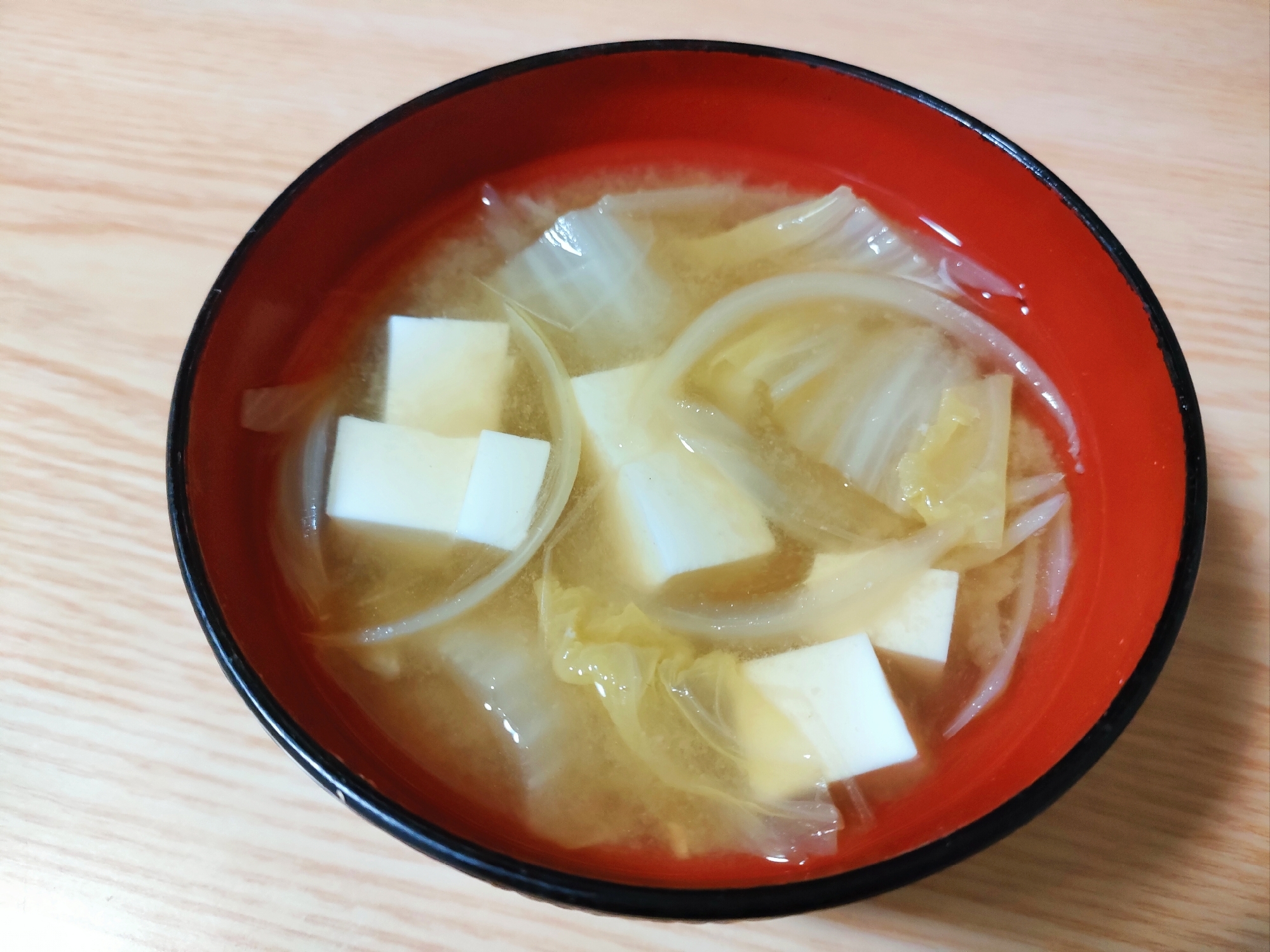 玉ねぎと豆腐と白菜の味噌汁