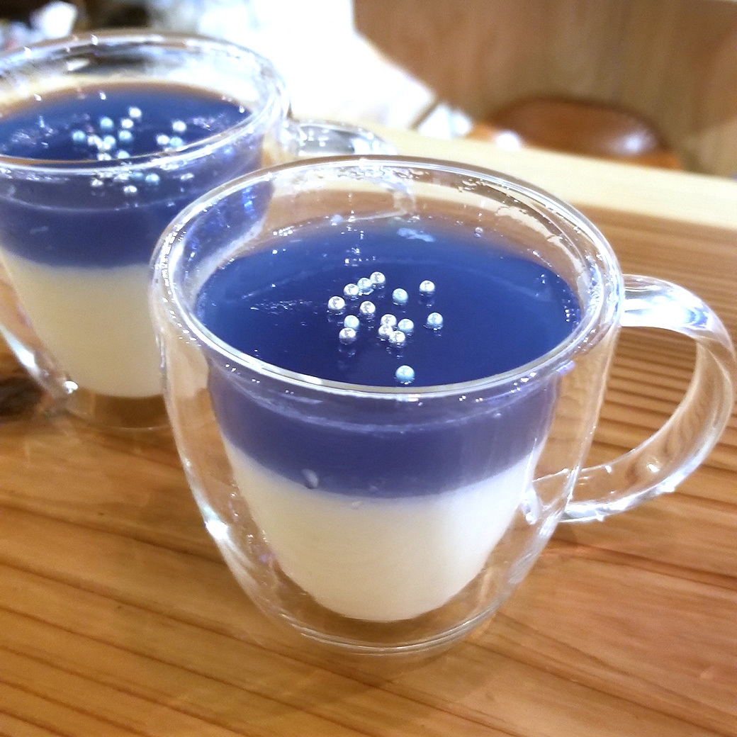 青と白のコントラストが可愛い 銀河系杏仁豆腐 レシピ 作り方 By 創業40年 サプリの素材屋 ニチエー 楽天レシピ