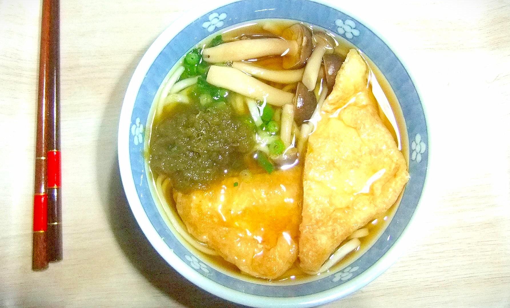 油揚げとしめじの温かいうどん