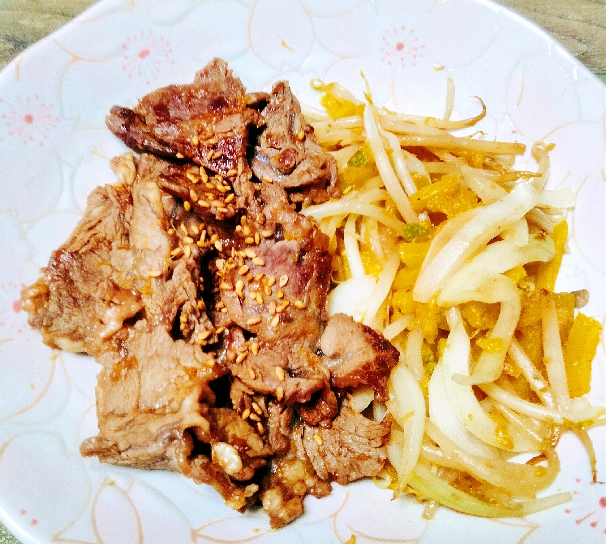 ふっくら牛焼肉、玉ねぎとモヤシとカボチャ炒め添え