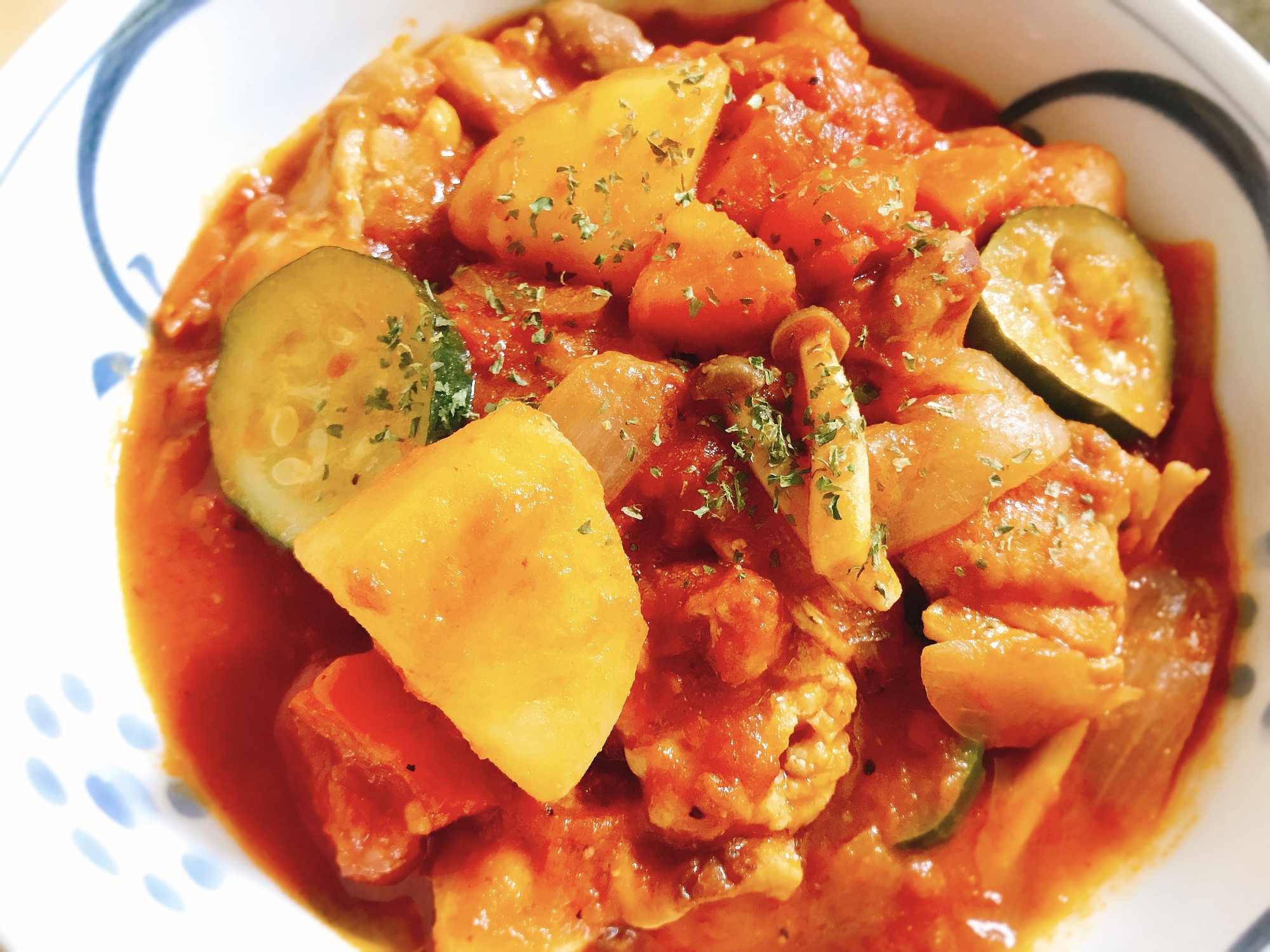 フライパンで簡単！鶏肉と野菜のトマト缶煮込み