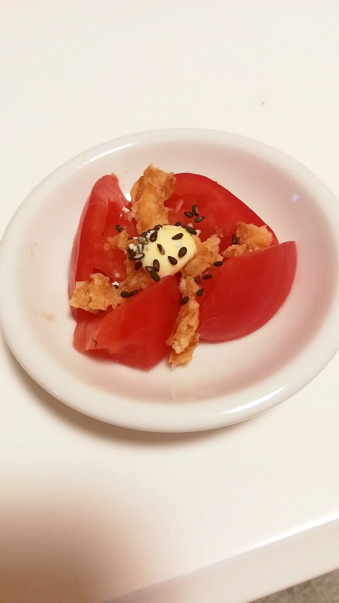 トマトとツナのマヨネーズごま塩サラダ