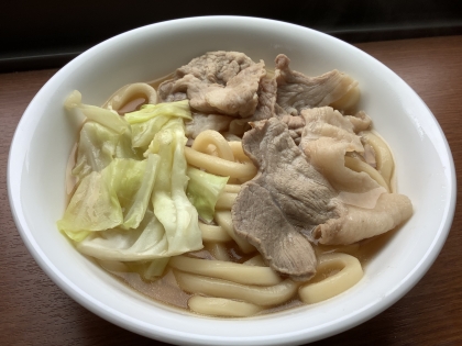 とらねこのぱせりさん、こんにちは♪冷蔵庫にある物でうどんを作り、昼食にいただきました。お肉たっぷりで美味しかったです！今日は雨が降ったり晴れたりの天気です☆