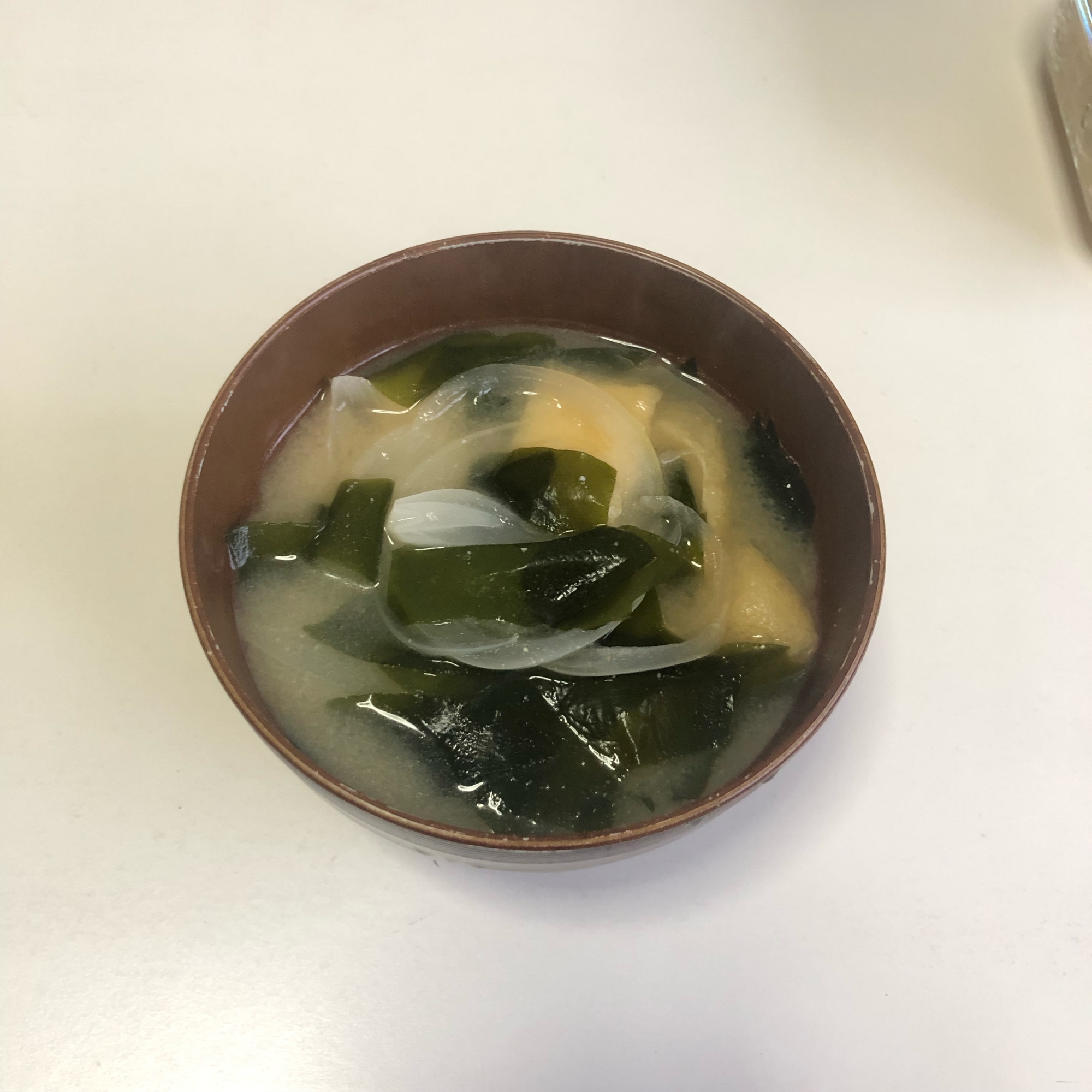 玉ねぎと油揚げとわかめのお味噌汁♪