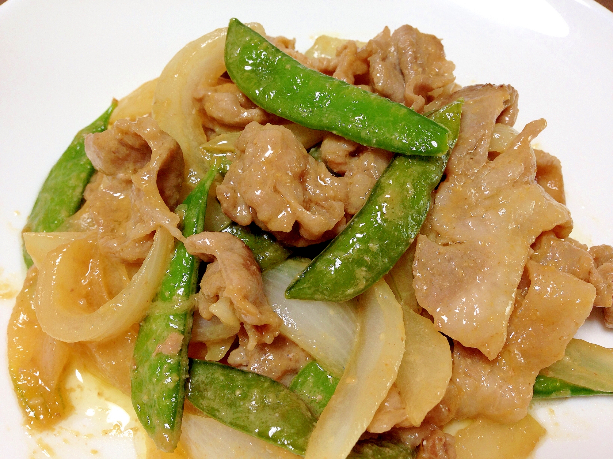 ご飯がすすむ☆豚肉とスナップエンドウの味噌マヨ炒め