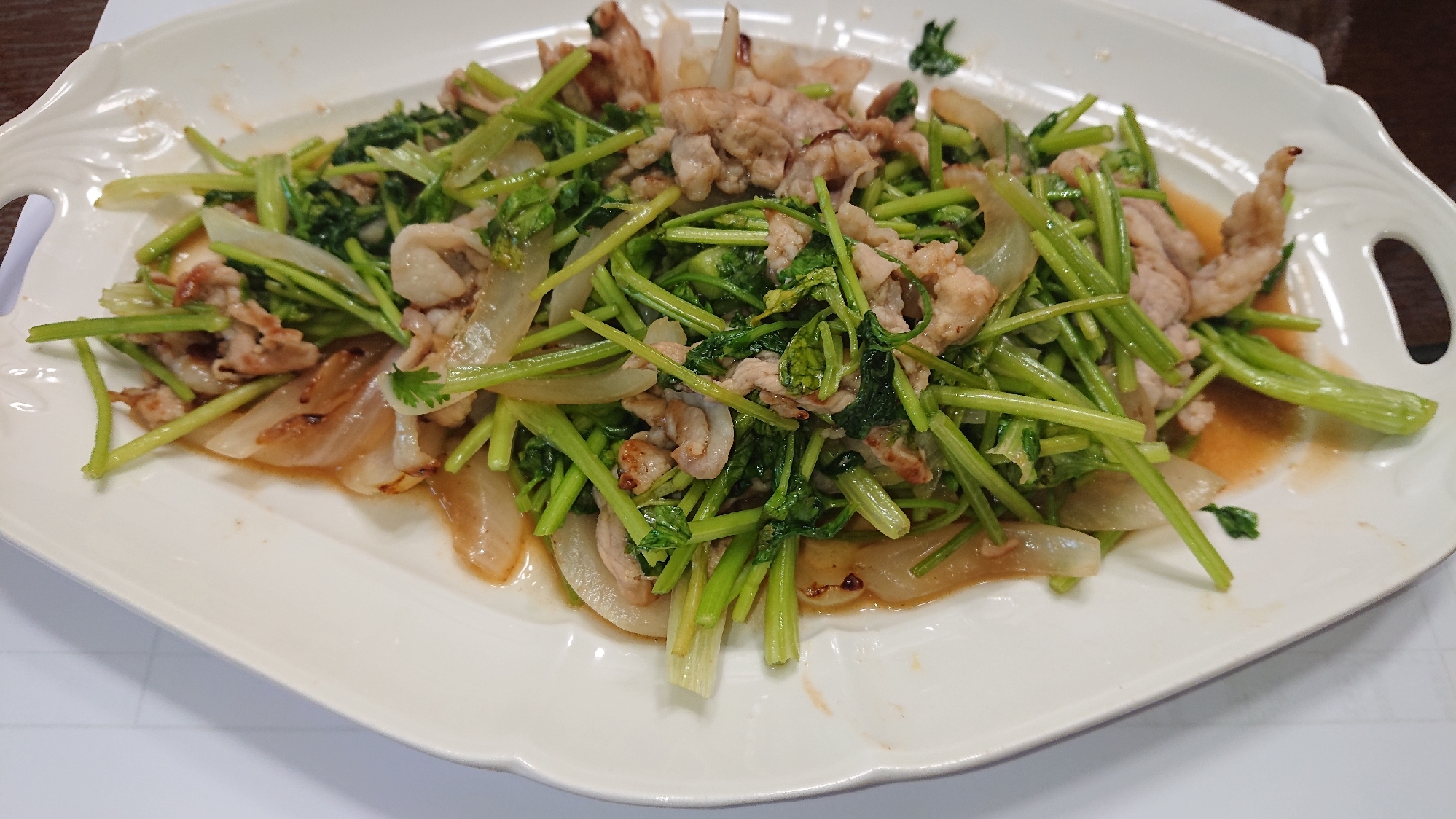 パクチーと豚肉と新玉ねぎのナンプラー炒め