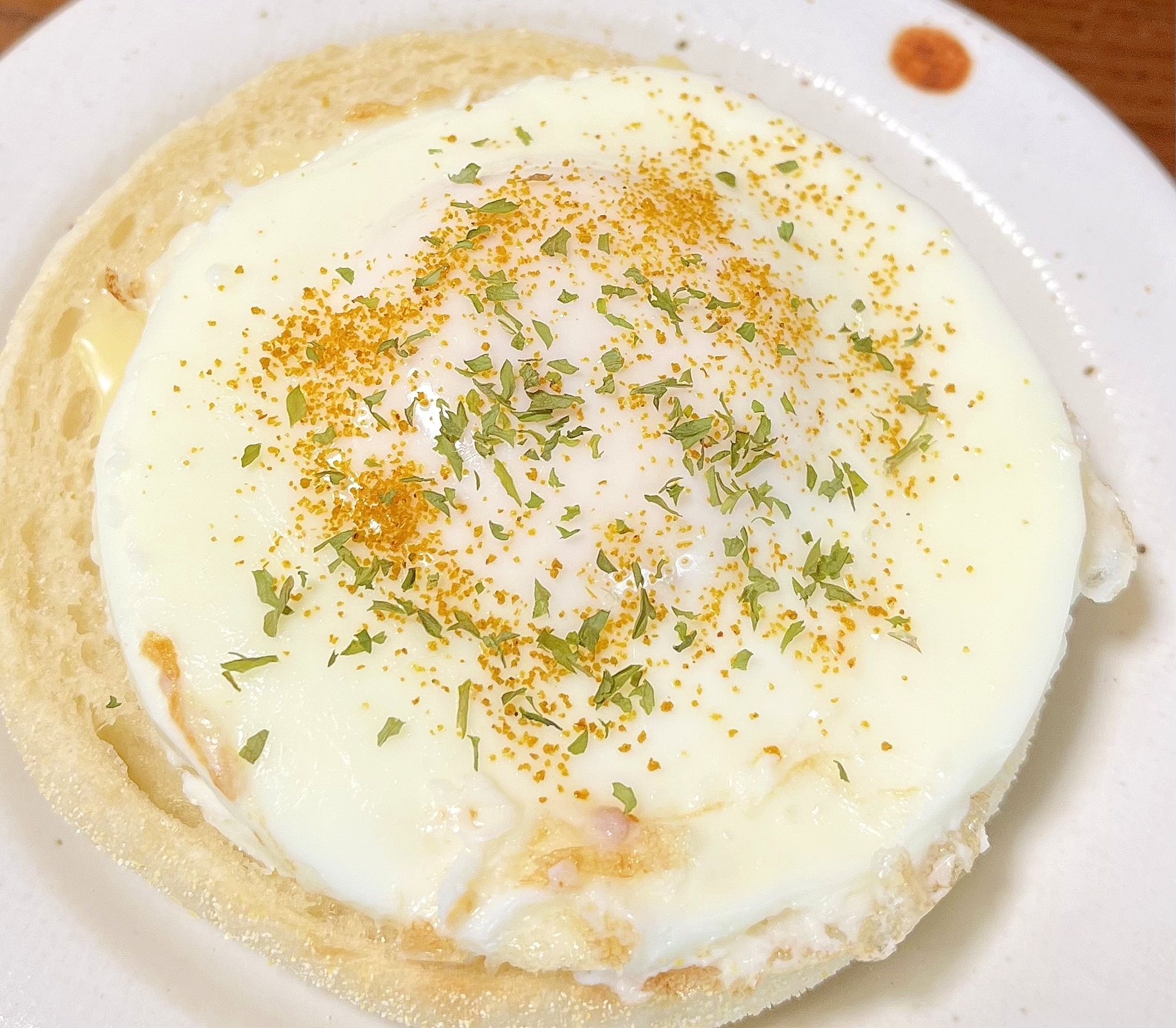 カレー粉がけ目玉焼きのトースト