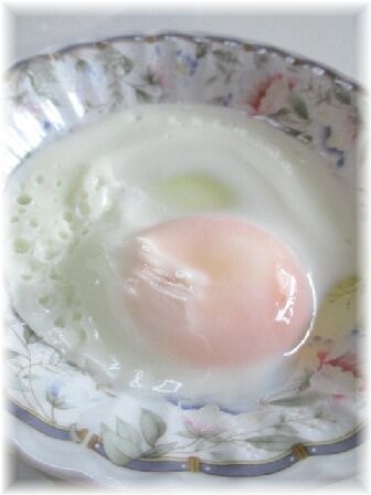 昨日から卵を冷凍して、殻を剥くときのヒヤヒヤが・・とってもスリルがあります（笑）　見事に綺麗な冷凍卵になっていて、焼くと解けて美味しい目玉焼きになりました＾＾*