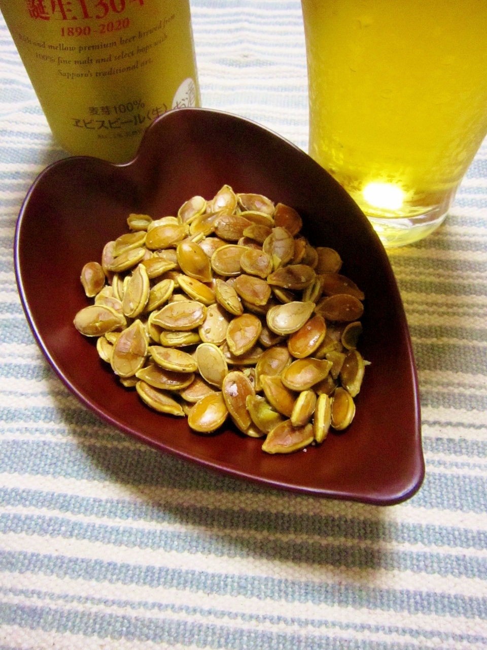 小鉢に盛り付けたかぼちゃの種のロースト