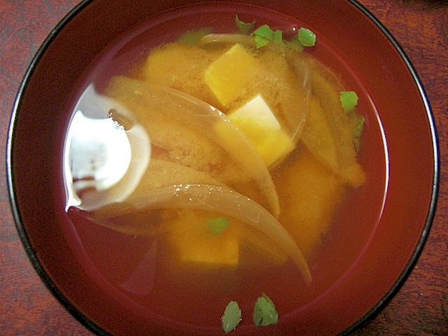 豆腐と玉ネギの味噌汁・木ノ芽風味