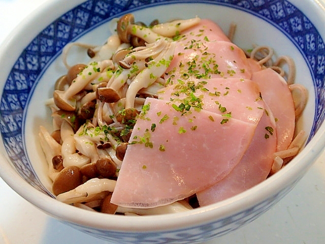 麺つゆで　しめじとハムのお蕎麦