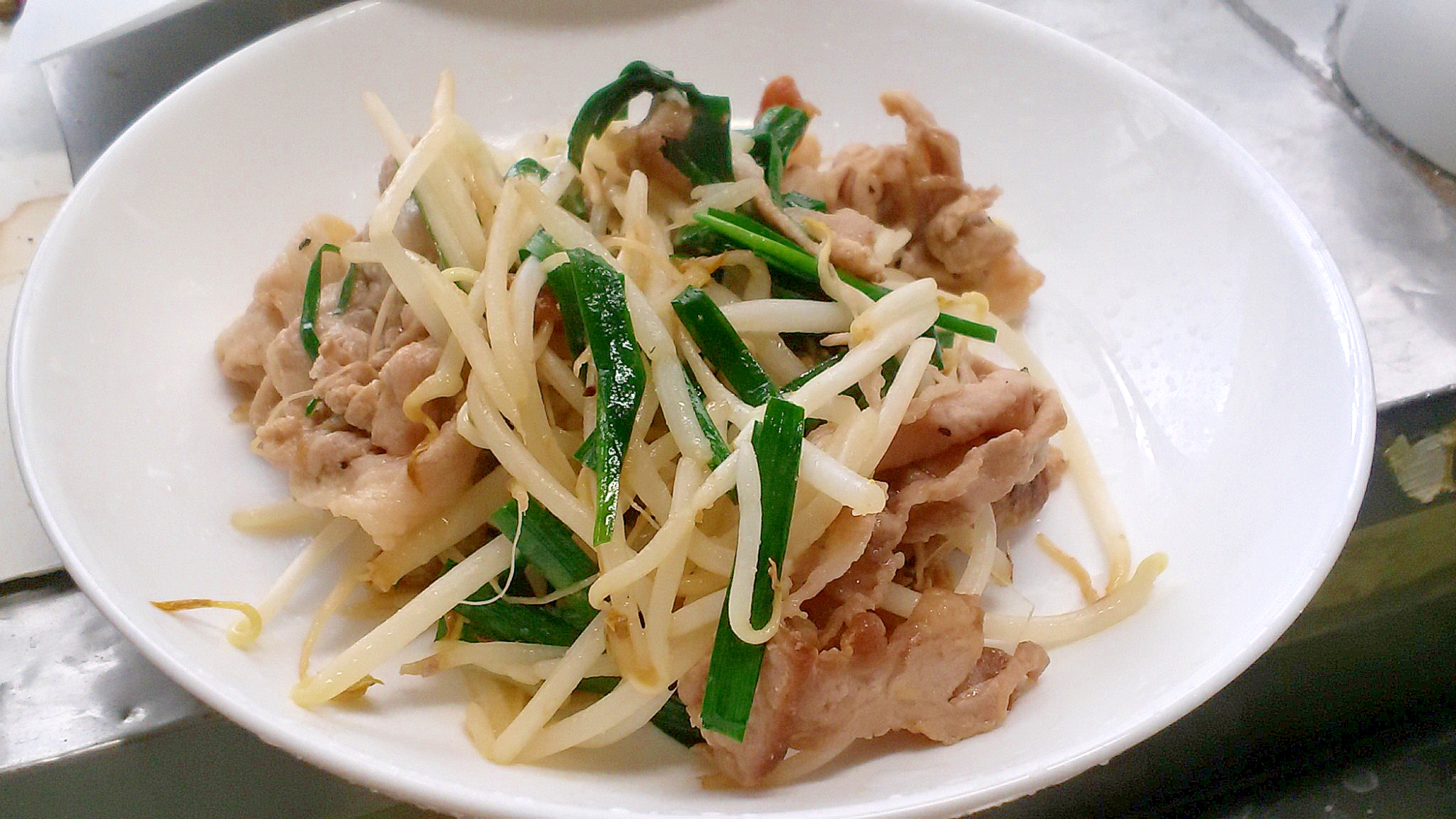 簡単味付け♪もやしとにらで肉野菜炒め