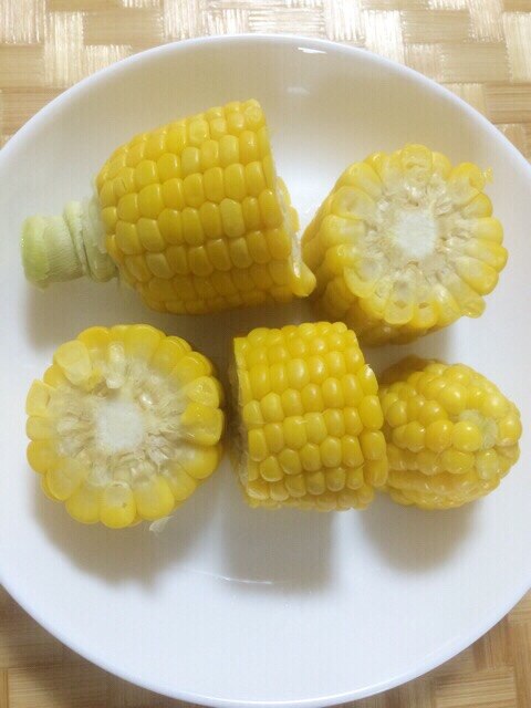殻付きトウモロコシを電子レンジで加熱するレシピ