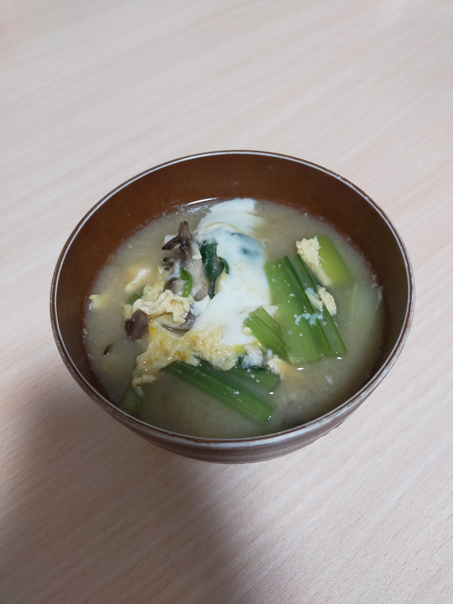 小松菜とまいたけと卵のお味噌汁
