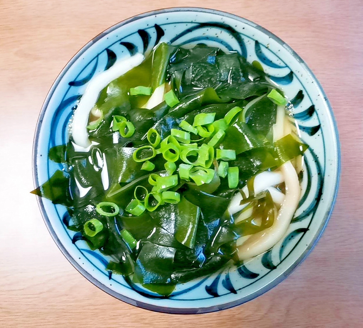 生わかめたっぷりのアゴ出汁かけうどん