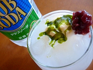 グラスに作った抹茶味のクリームソーダ