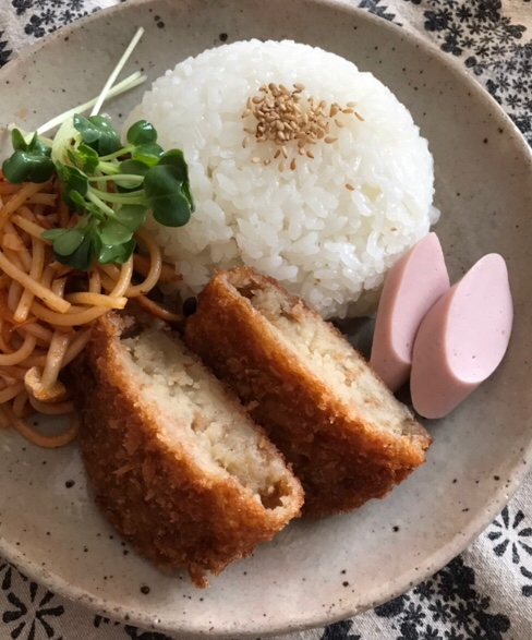 白ごまごはん、コロッケとキノコパスタの昼ごはん