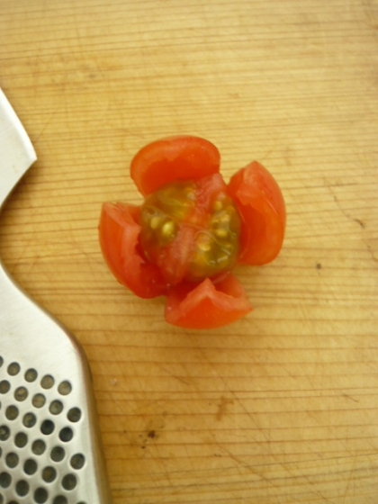 かわいいお花ができました！家庭菜園のトマトだったので皮が厚く、やりやすかったです。作ってる途中も楽しいですね♪