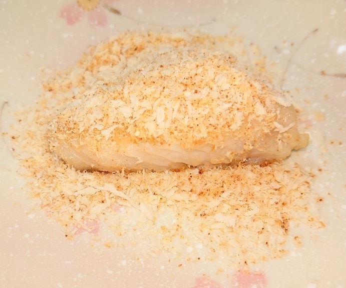 鱈のムニエルにさくさくチーズパン粉がけ