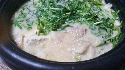 地元の酒蔵の大吟醸酒粕で作りました。粕汁は良く作りますが鍋は初挑戦です。とろとろ～の煮汁が絶品！！我が家の定番にさせて頂きます♥素敵レシピ有り難うございました♥