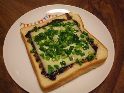 海苔のトーストってびっくりでしたが、とっても美味しかったです♪
葱とチーズもすごく合いますね(人´∇`)♡