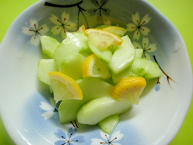 器に盛られた白瓜のレモン甘酢漬け