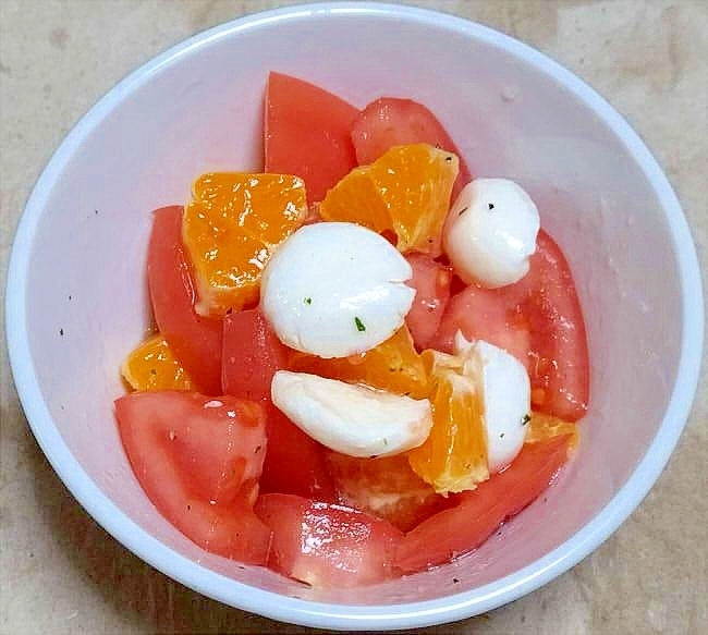 国産チーズとポンカンのサラダ