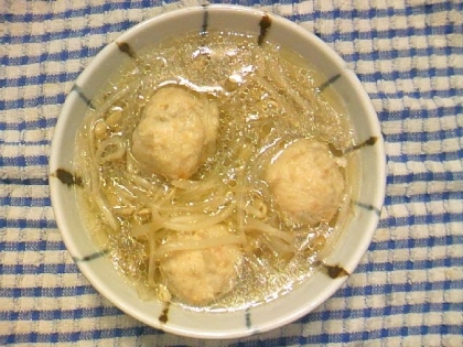 量増しにモヤシと春雨を入れました。鶏団子から出汁がでて、とても美味しいスープです。たくさん作って鍋用に団子を冷凍しとくのも良いな～。素敵なレシピありがとう★