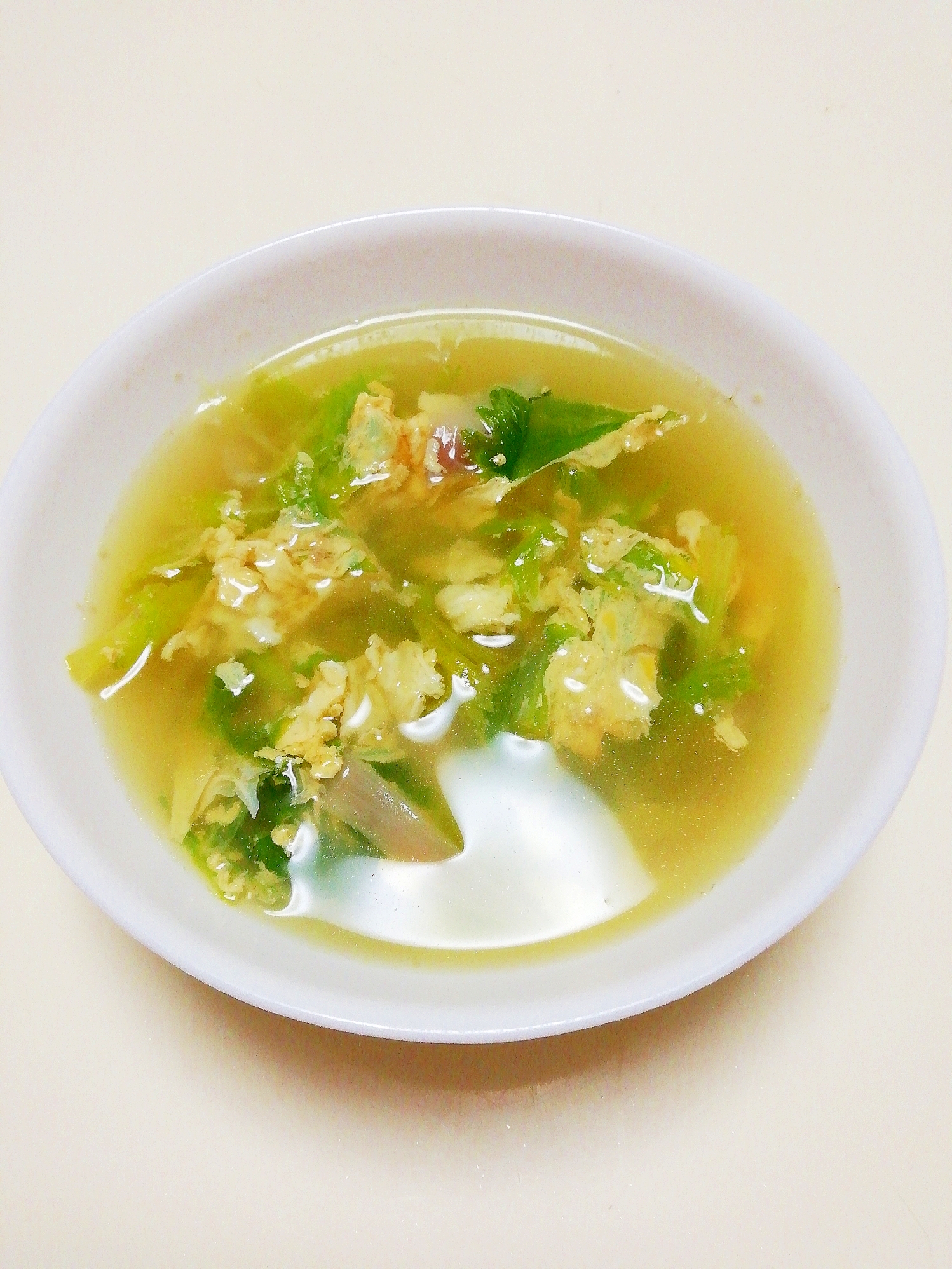 赤玉葱セロリ葉のふんわり卵スープ
