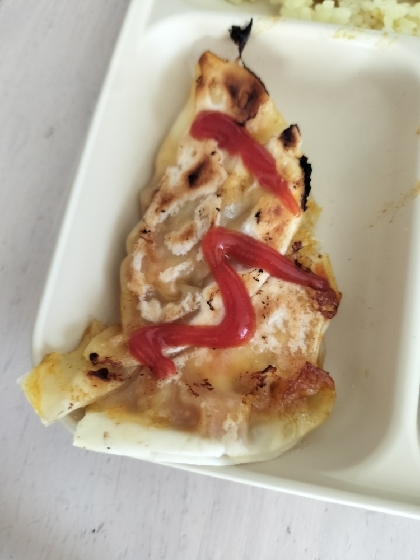 カレーリメイク★餃子の皮ピザ