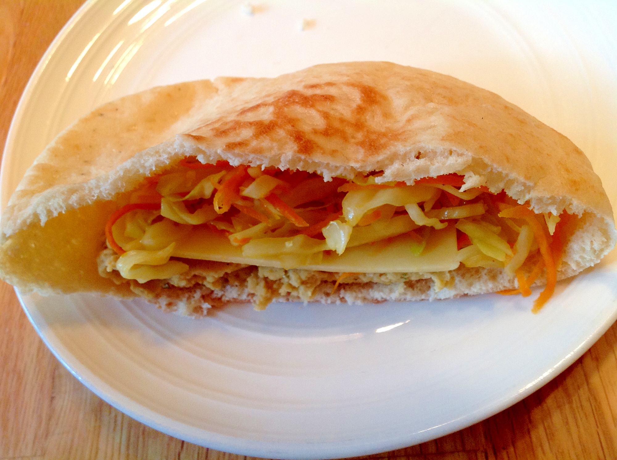 ピタパンでフムスとチーズと野菜のサンド