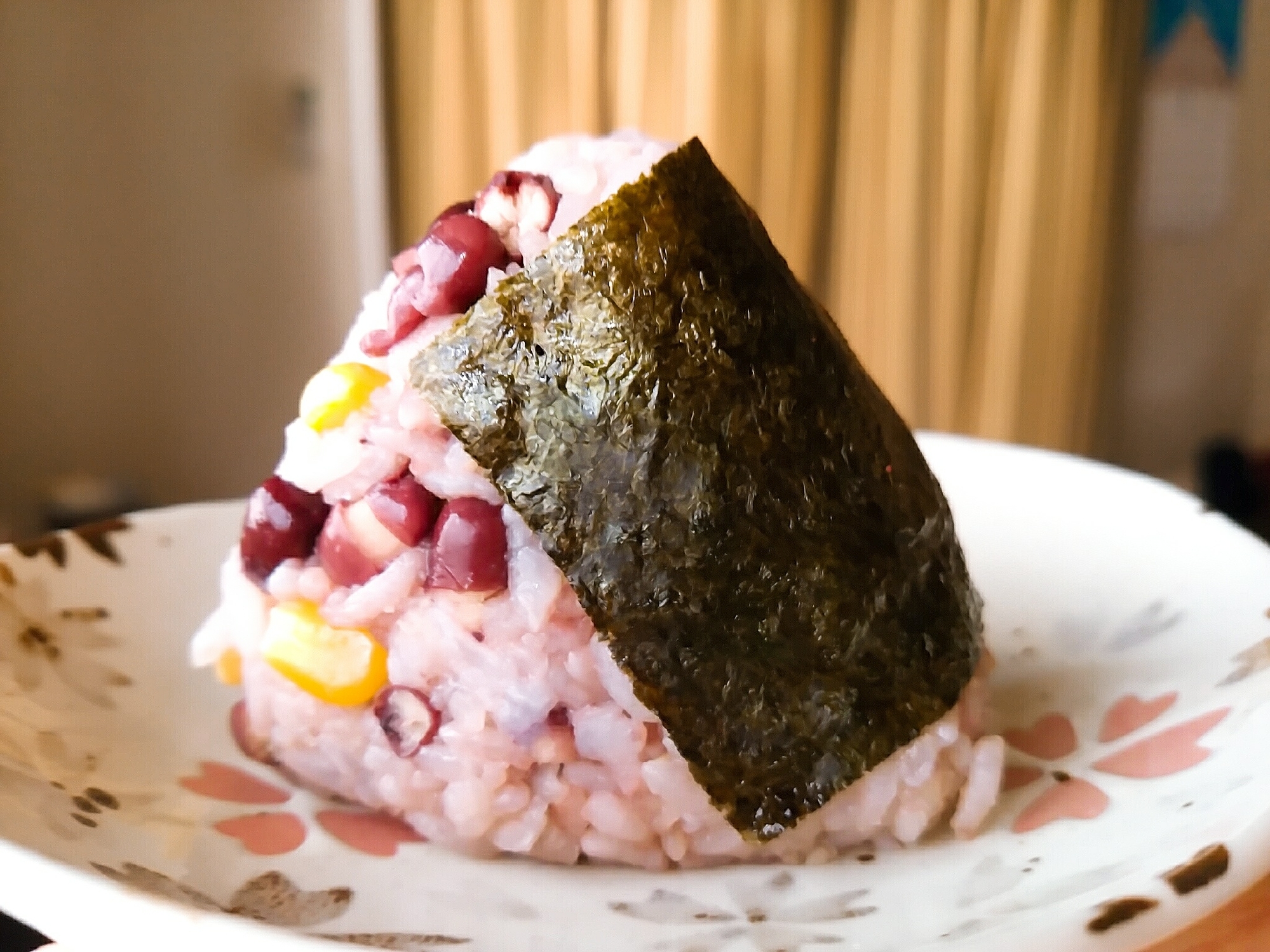 コーンと赤飯の海苔巻きおにぎり